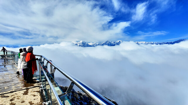 牛背山光明顶360度观景平台