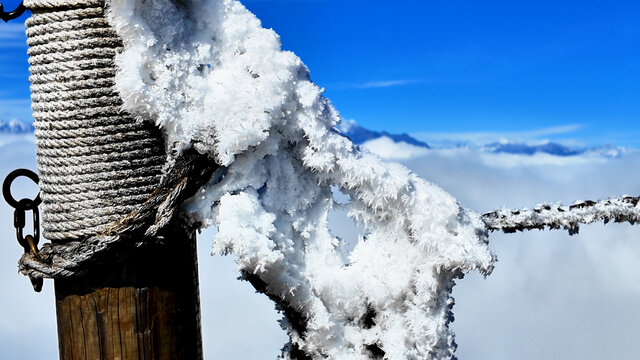 牛背山雪凝吹雪