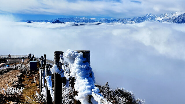 牛背山雪凝吹雪