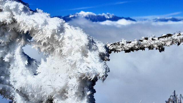 牛背山雪凝吹雪