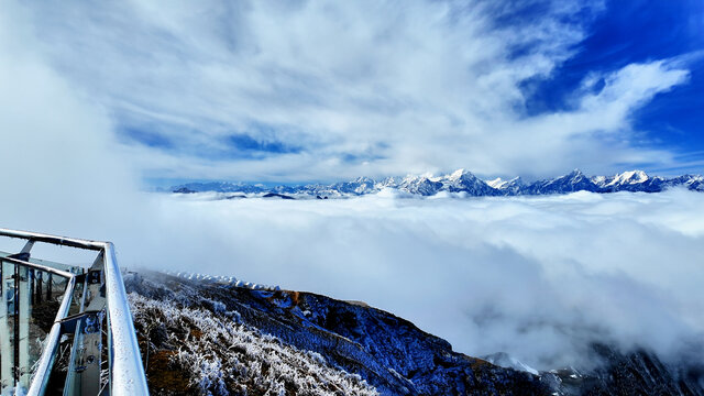 牛背山云海贡嘎雪山