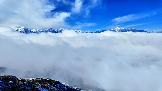 牛背山云海雪山