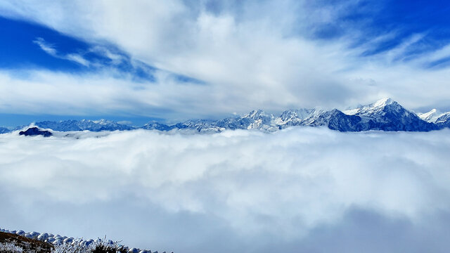 牛背山云海雪山