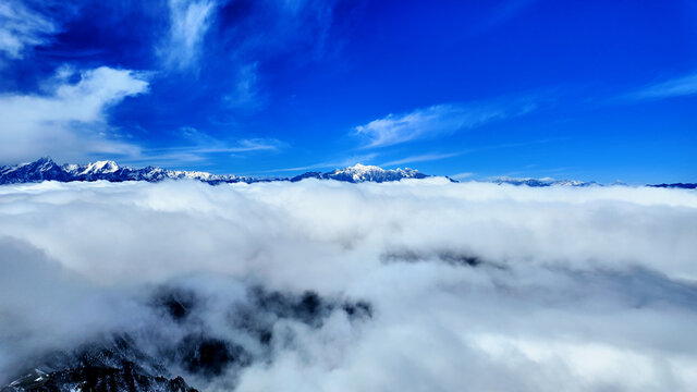 牛背山云海雪山