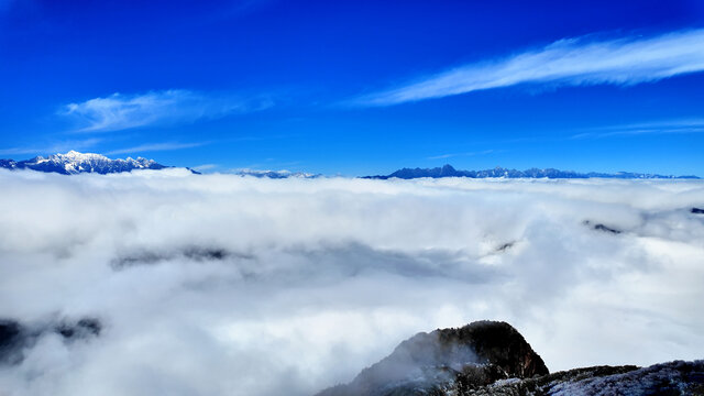 牛背山云海雪山