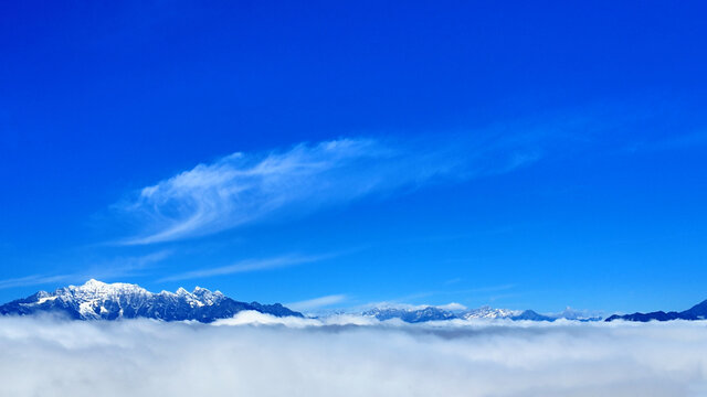 牛背山云海雪山