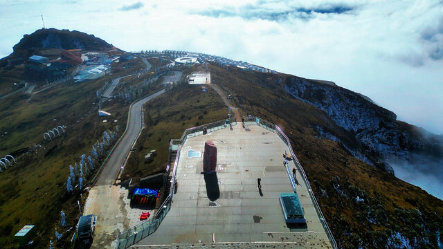 无人机俯瞰牛背山光明顶观景台