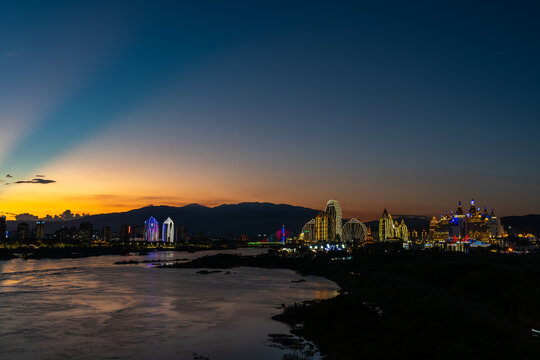 夕阳下的西双版纳景洪市城市剪影