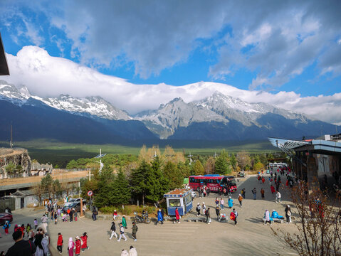 远眺雪山