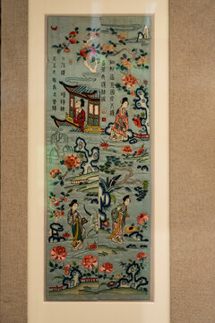 清代灰蓝缎地苏绣仕女图挽袖
