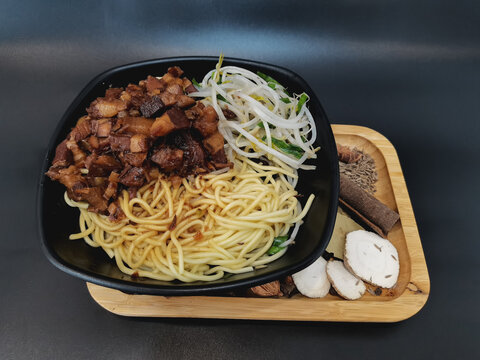 卤肉面