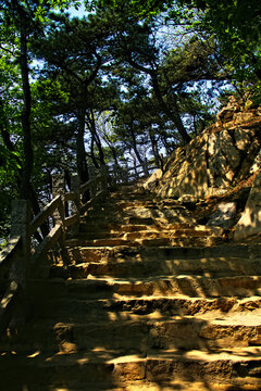 盘山登山石台阶