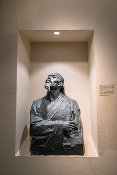张芝雕像