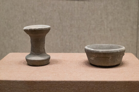 陶灯和陶盆