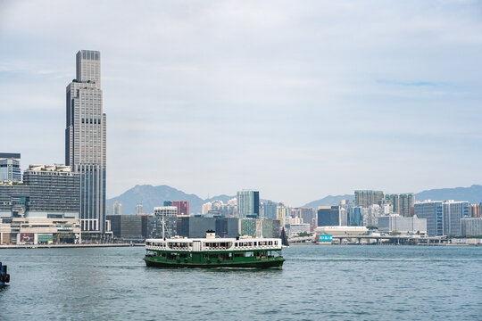 香港天星小轮在维多利亚港码头的风采