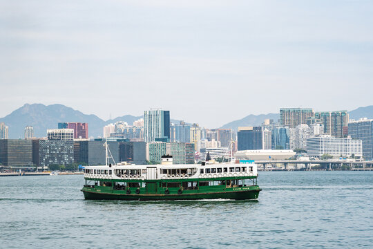 香港天星小轮在维多利亚港码头的风采