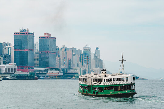 香港天星小轮在维多利亚港码头的风采