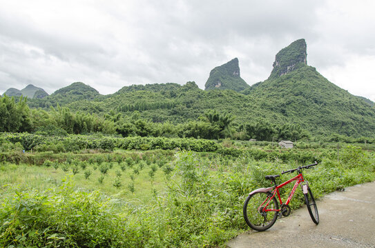 乡村田园自行车之旅山间绿野单车骑行