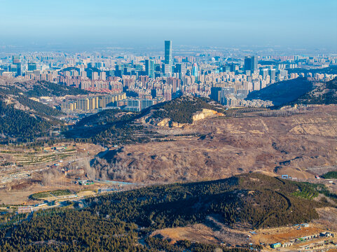 登上济南白云山航拍济南城市风光