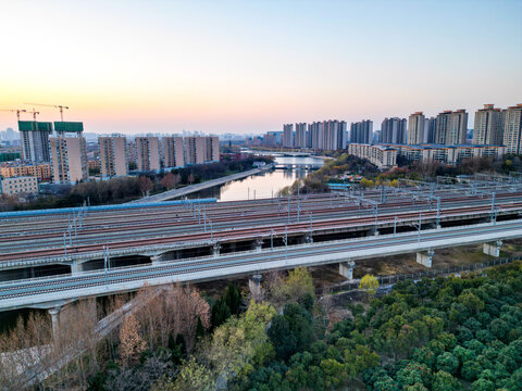 夕阳下行驶的高速列车穿越铁路