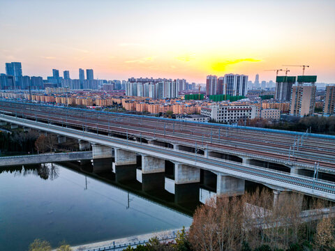夕阳下行驶的高速列车穿越铁路