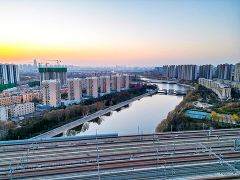 落日下的城市