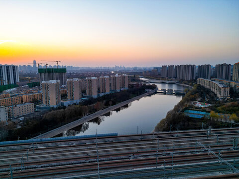 落日下的城市