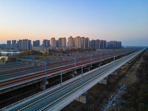 夕阳下行驶的高速列车穿越铁路