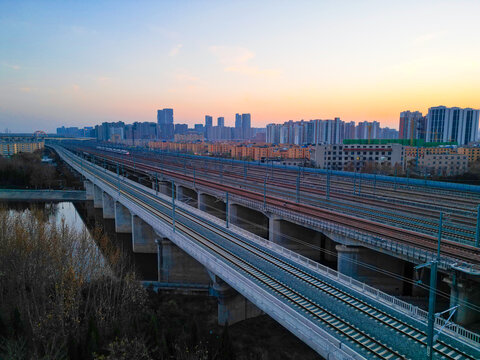高速列车穿越铁路交通枢纽