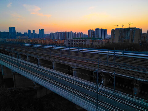 夕阳下高速列车穿越铁路