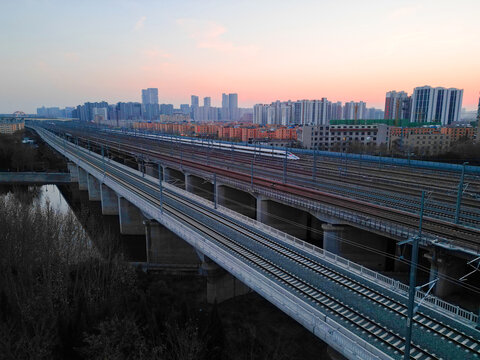 高速列车穿越铁路交通枢纽