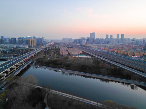 落日下的城市