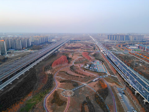 落日下的城市高铁公园