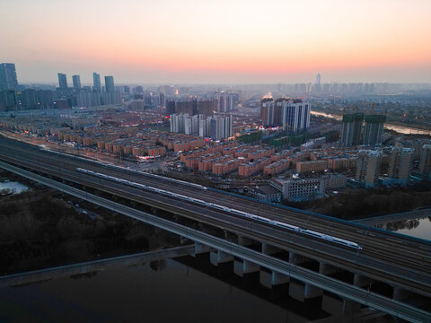落日下的郑州城市高铁