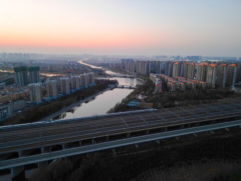 落日下的城市铁路