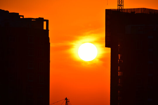 夕阳下建筑工地塔吊