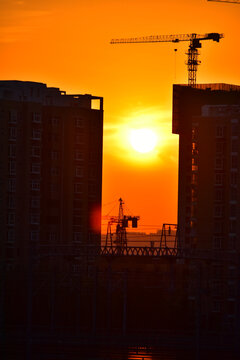 夕阳下建筑工地塔吊