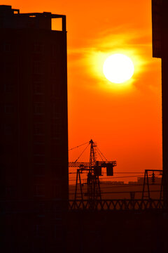 夕阳下建筑工地塔吊