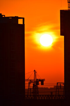 夕阳下建筑工地塔吊