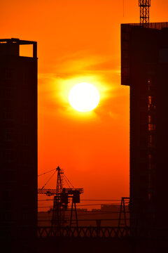 夕阳下建筑工地塔吊