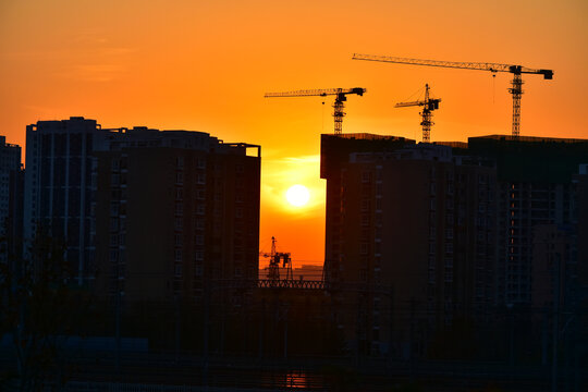 夕阳下建筑工地塔吊