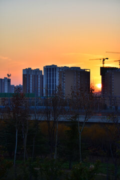 夕阳下建筑工地塔吊