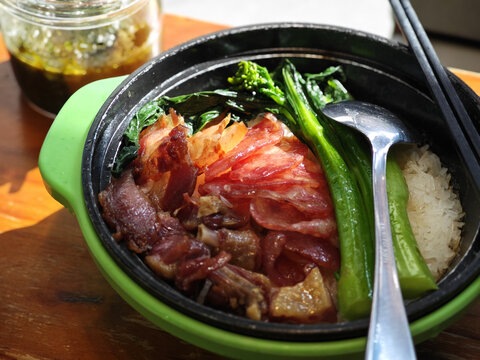 腊味三宝煲仔饭