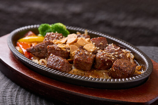 铁板黑椒牛肉粒