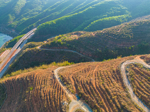 峡谷公路桥梁航拍