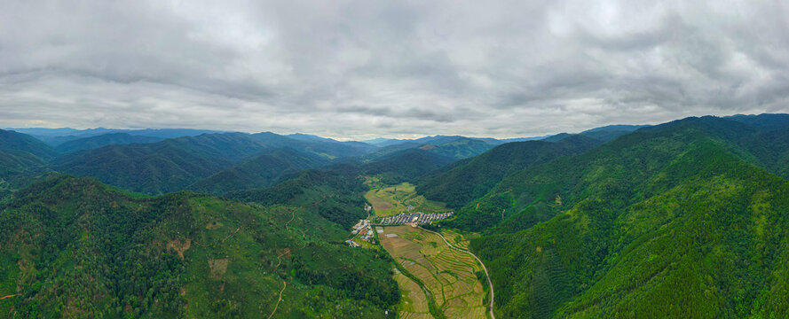 航拍天空山脉村庄田园风光全景图