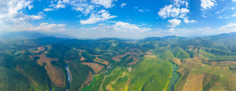 航拍绿色山峦与蜿蜒水库自然风光全景图