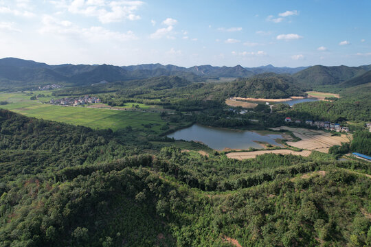 蓝天白云青山农田