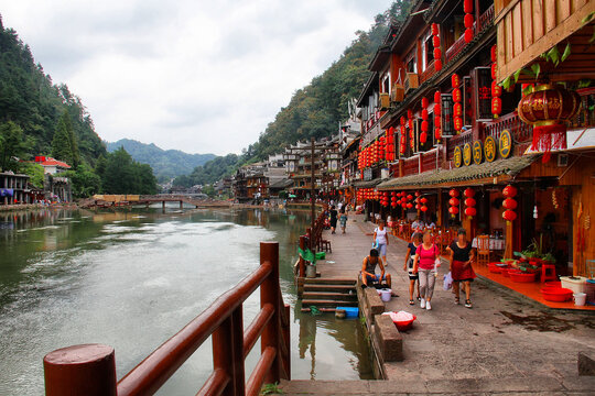 凤凰古城沱江水游船