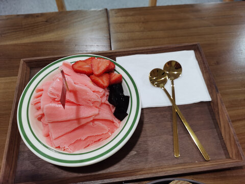 草莓冰淇淋